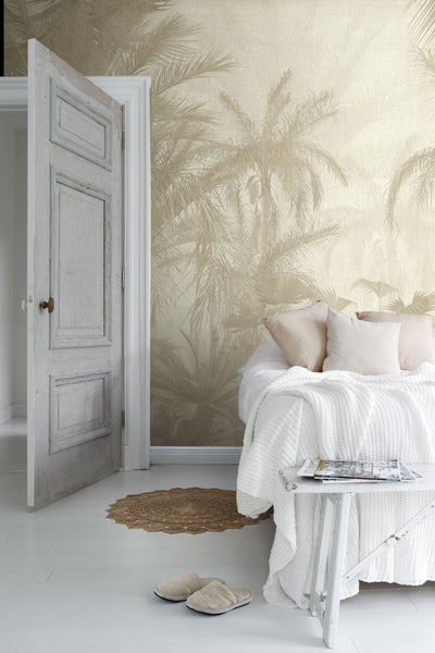 Schlafzimmer mit Palmen-Tapete, Bett und geöffneter Tür