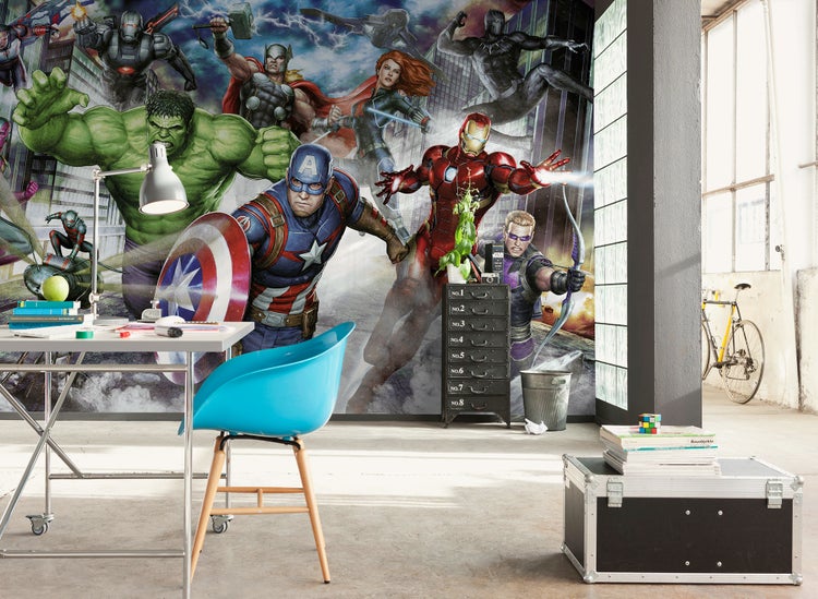 Innenraum mit Marvel Avengers Wandbild, Schreibtisch und Stuhl.