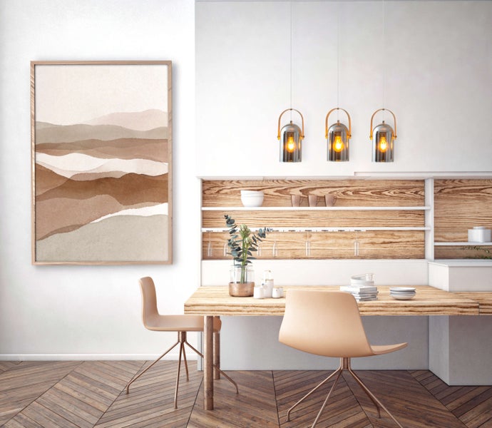 Heller Essbereich mit Holztisch, Stühlen und Landschaftsbild