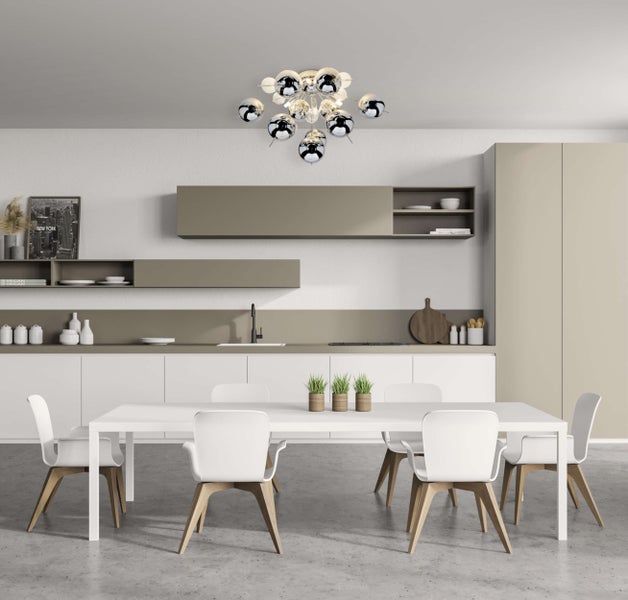 Helle Küche mit Esstisch und Stühlen unter einer modernen Deckenleuchte.