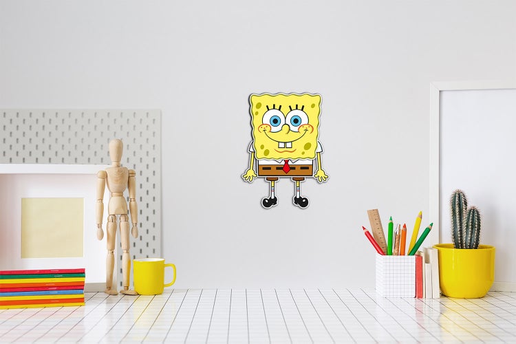 Wandtattoo SpongeBob Schwammkopf an einer Wand über einem organisierten Schreibtisch in einem hellen Zimmer.