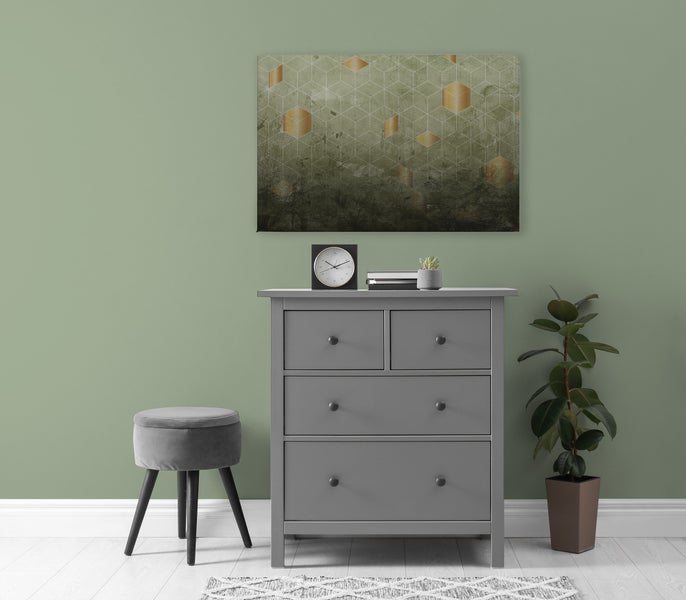 Moderne Kommode in einem elegant eingerichteten Wohnbereich mit Wandbild, Hocker und Zimmerpflanze.