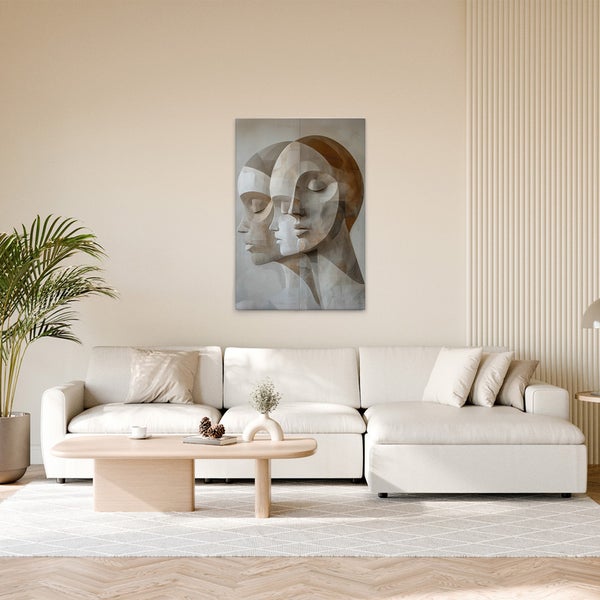 Wohnzimmer mit Sofa, Tisch und einem Bild mit einem Frauengesicht