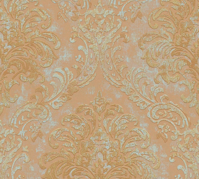 Mann liest Buch in einem stilvollen Zimmer mit Tapete, Sessel und Beistelltisch