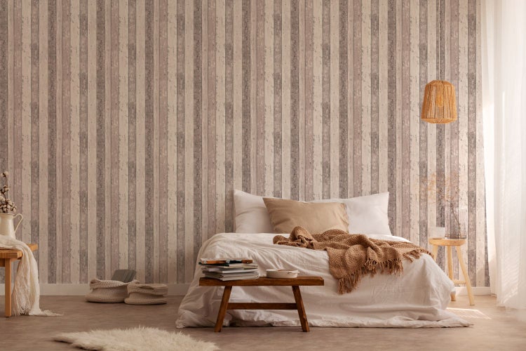 Dekorative Wand mit Holzstruktur, zwei Bilderrahmen mit den Aufschriften Liebe und Atmen, Topfpflanze und Limetten