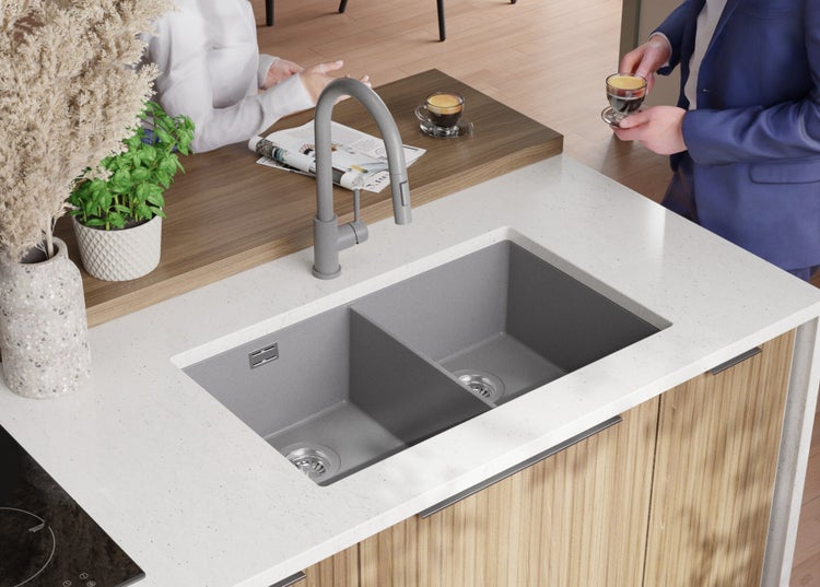 Küchenszene mit Spültisch, Spüle, Armatur und Dekoration auf der Arbeitsplatte