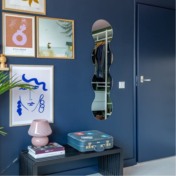 MissPompadour abwaschbare Wandfarbe 1L Blau mit Tinte - hohe Deckkraft und Ergiebigkeit - matte, scheuerbeständige Innenfarbe - geruchsarm, wasserbasiert, atmungsaktiv - Die Nützliche
