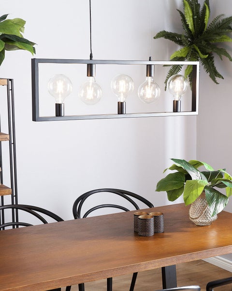 Esszimmer mit Esstisch und Hängelampe mit fünf Leuchtmitteln