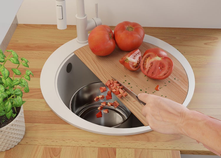 Küchenszene mit Spüle, Schneidebrett, Tomaten und Messer