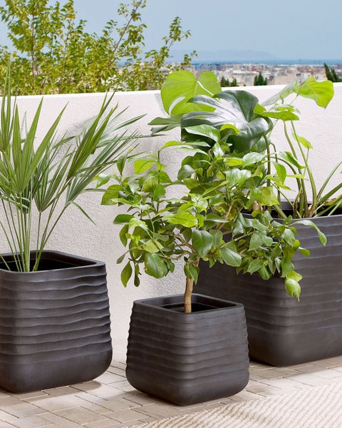 Weißer Badezimmerschrank mit Tür und vier Schubladen