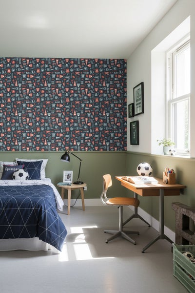 Helles Jugendzimmer mit Bett, Schreibtisch und Sporttapete.