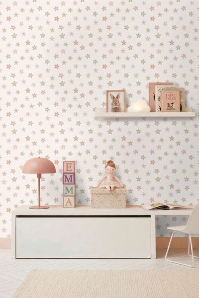 Vliestapete mit Blumenmuster für das Kinderzimmer, tapeziert in einem hell eingerichteten Raum mit Schreibtisch, Regal und Dekoration.