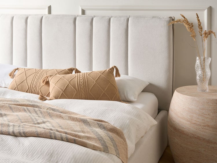 Schlafzimmer mit Bett, Nachttisch und Dekoration