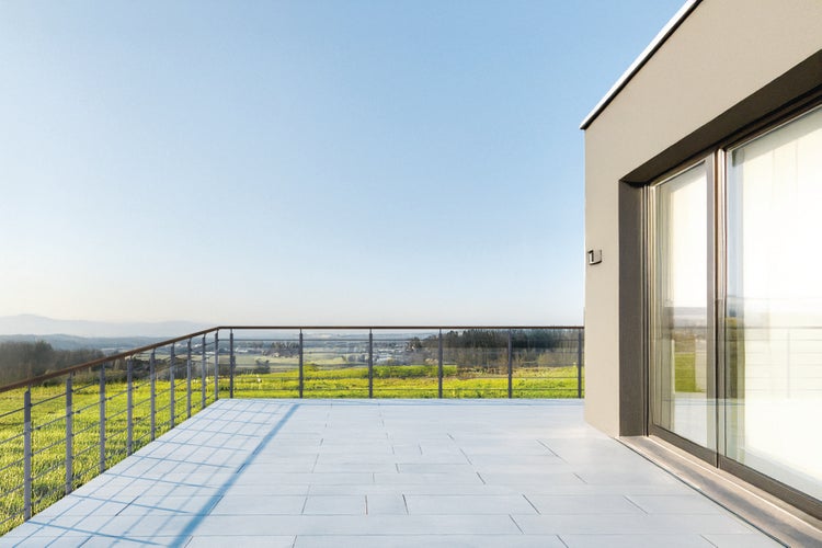 Terrasse mit Glasgeländer und Fliesenboden