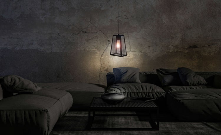 Wohnzimmer mit modularem Sofa, Couchtisch und Hängelampe