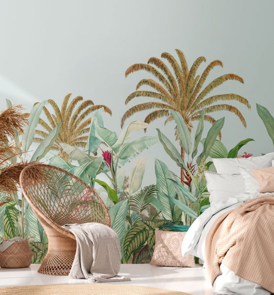 Wohnraum mit Dschungeltapete, Korbsessel und Bett