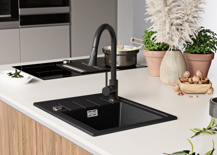 Küchenszene mit Spüle, Wasserhahn und Dekoration