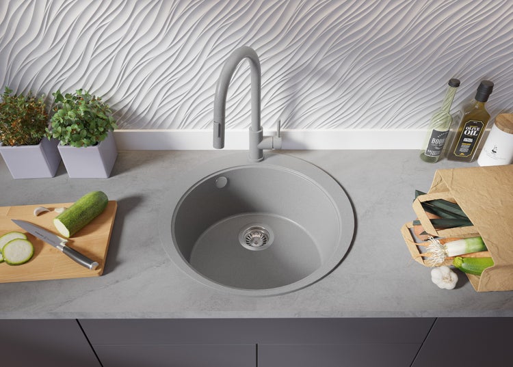 Küchenszene mit Spüle, Armatur und Gemüse