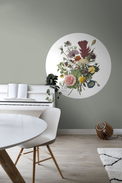 Wohnraum mit Esstisch, Klavier und runder Wanddekoration mit Blumenmotiv