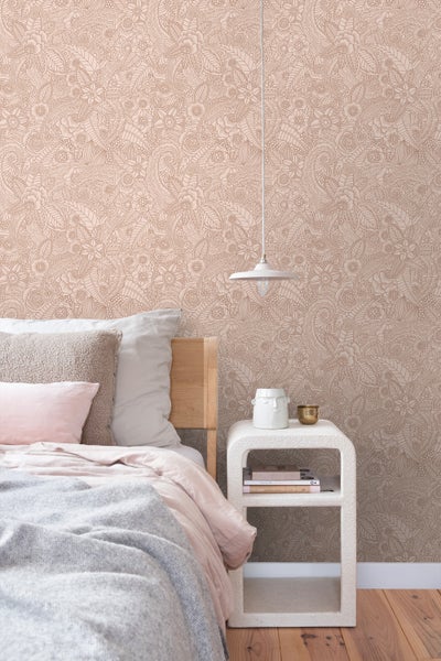 Schlafzimmer mit gemusterter Tapete, Nachttisch und Bett