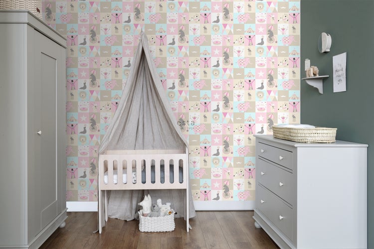 Babyzimmer mit Kinderbett, Kommode, Kleiderschrank und Tapete mit Zirkusmotiven