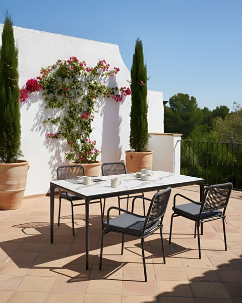 Technische Zeichnung einer Gartenliege mit Maßen und maximaler Belastbarkeit von 100 Kilogramm