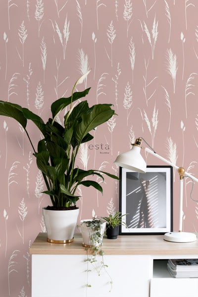 Dekorative Tapete mit Gräser-Motiv in einem Interieur