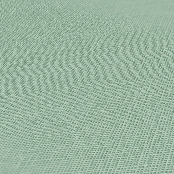 Heller, moderner Essbereich mit Esstisch, Stühlen, Pendelleuchten und gemusterter Tapete