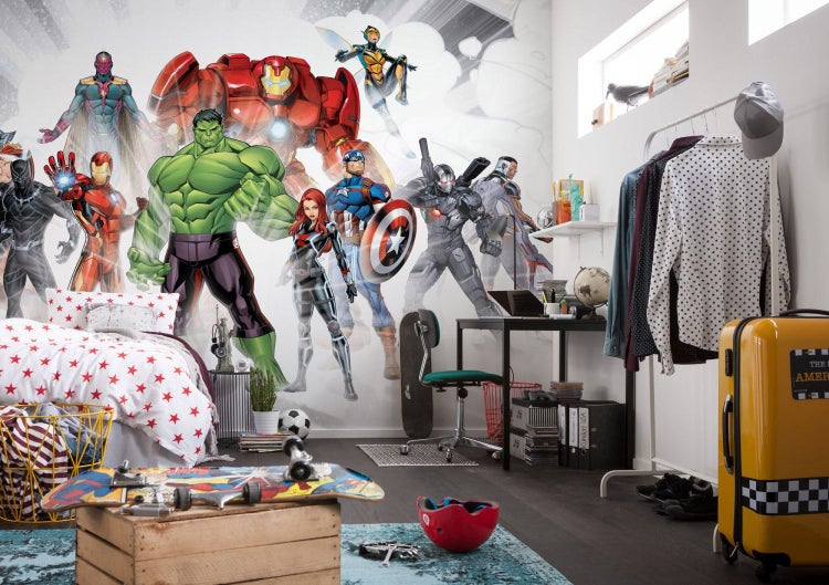 Modernes Jugendzimmer mit Wandbild von Marvel-Superhelden, Bett mit Sternenmuster und Schreibtisch