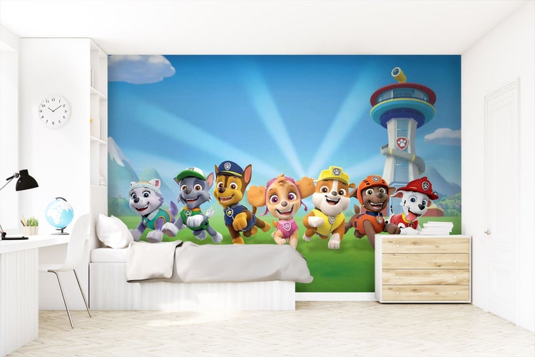 Fototapete Paw Patrol in einem hellen und organisierten Kinderzimmer mit weißem Bett und Kommode in Holzoptik.