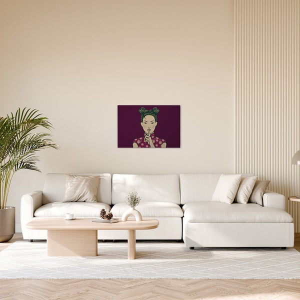 Wohnzimmer mit weißem Sofa und einem Wandbild mit einer Frau, die eine Geste der Stille macht