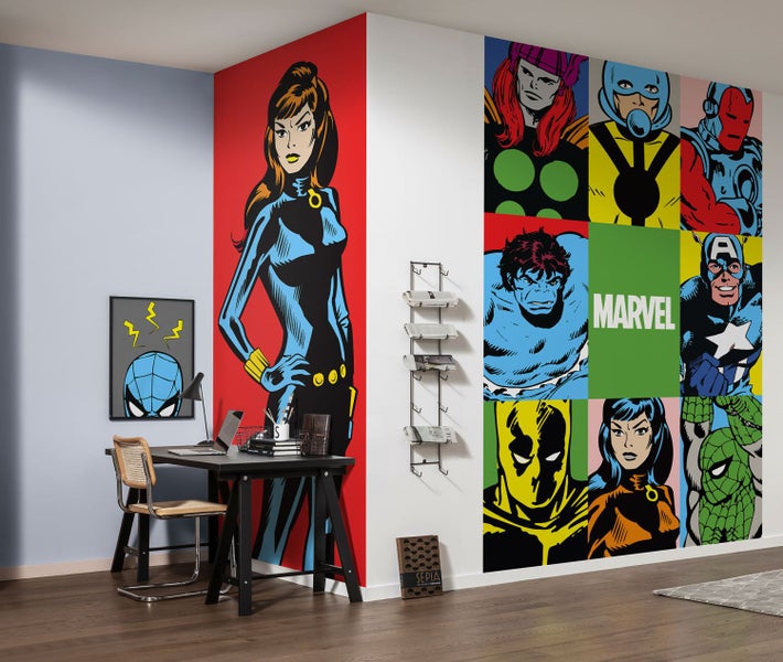Büro mit Wandbildern von Marvel-Comics, darunter Black Widow, Hulk und Spider-Man, dazu Schreibtisch und Stuhl