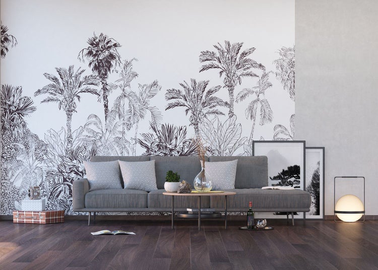 Wohnzimmer mit Fototapete mit Palmenmuster, Sofa und Dekoration