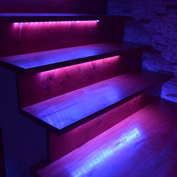 Holztreppe mit indirekter Beleuchtung