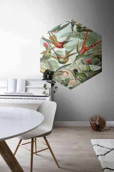 Dekoratives Wandpaneel mit Kolibri-Motiv über einem Essbereich mit Klavier