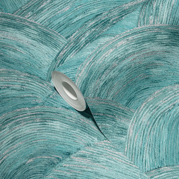 Weißer Plattenheizkörper mit Handtüchern im Badezimmer