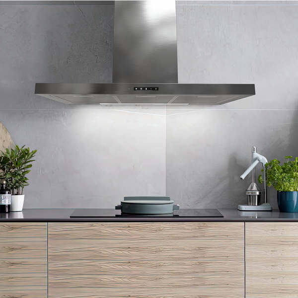 Wandhaube aus Edelstahl mit Beleuchtung über einem Kochfeld in einer modernen Küche mit grauen Wandfliesen und Unterschränken in Holzoptik.