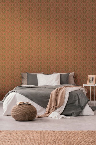 Schlafzimmer mit gemusterter Tapete, Bett, Beistelltisch und Teppich