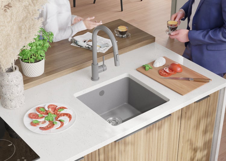 Küchenszene mit Spüle, Armatur und Zutaten für Caprese