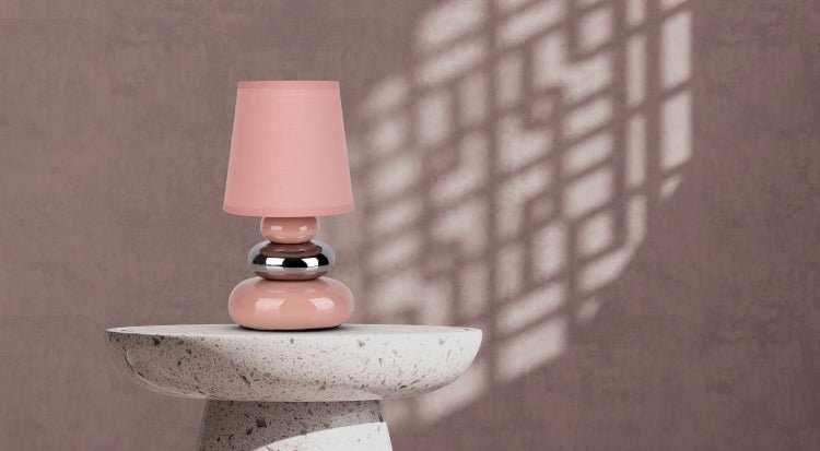 Dekorative Tischleuchte auf einem Beistelltisch