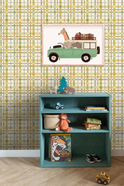 Kinderzimmer mit karierter Tapete, einem petrolfarbenen Regal voller Spielzeug und einem eingerahmten Bild mit Tieren in einem Safariwagen.