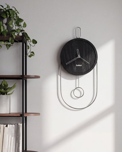 Moderne Wanduhr, Beliani Logo, Holzoptik-Zifferblatt, Metallrahmen und Pendel an einer hellen Wand neben einem Regal mit Pflanzen.
