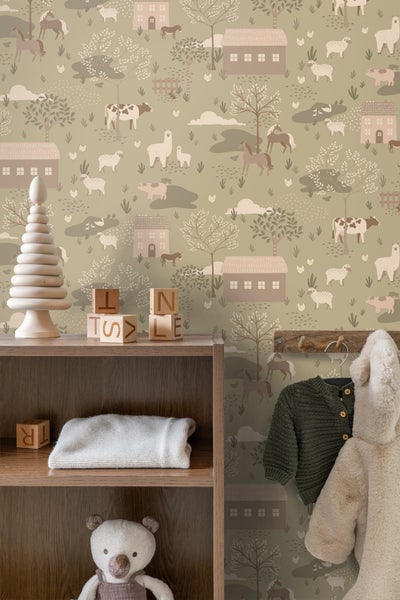 Kinderzimmer mit Tapete mit Bauernhofmotiven und Holzregal mit Spielzeug
