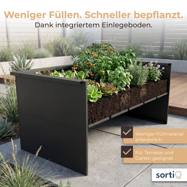 Hochbeet aus Metall mit integriertem Einlegeboden, bepflanzt mit Gemüse und Kräutern auf einer Terrasse. sortiQ Logo.