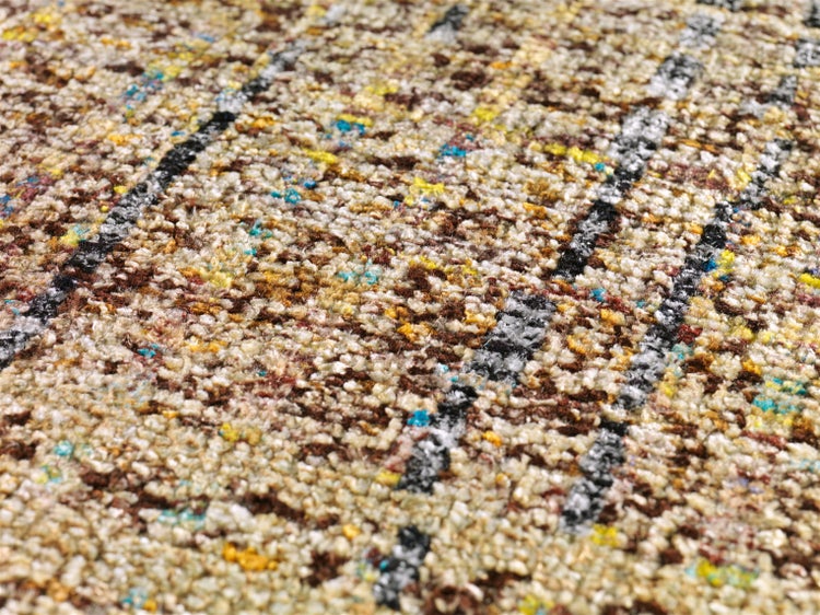 Nahaufnahme eines gewebten Teppichs mit strukturierter Oberfläche und mehrfarbigem Karomuster.