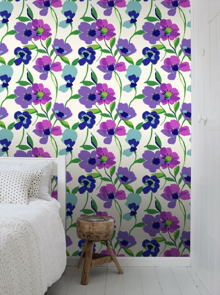 Raum mit floral gemusterter Tapete in Lila und Blau