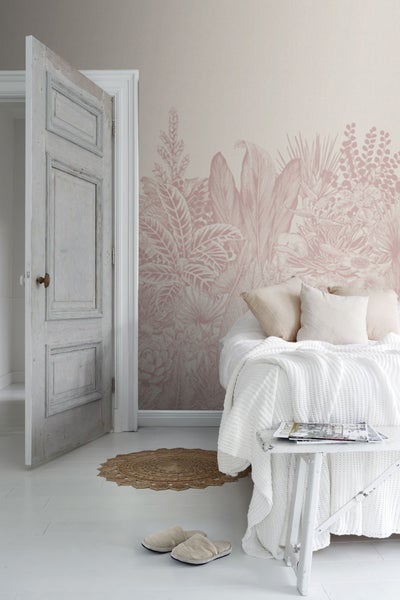 Schlafzimmer mit botanischer Tapete, Bett und offen stehender Tür