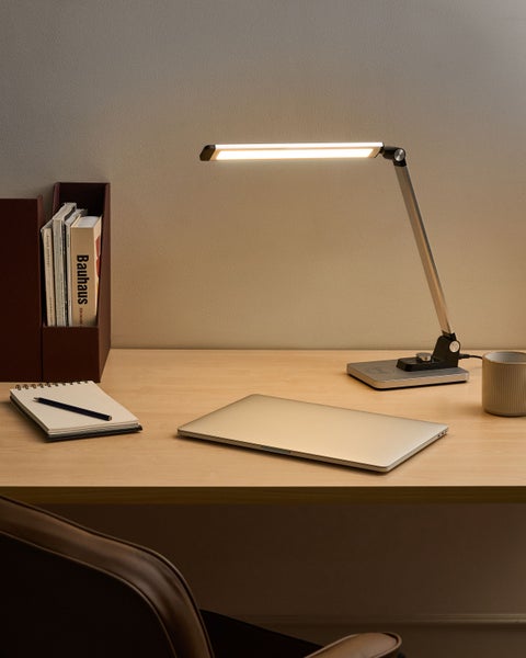 Tisch mit LED Lampe, Laptop und Notizblock