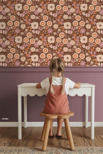 Vlies-Fototapete mit retro Blumenmuster an der Wand im Kinderzimmer über einem weißen Schreibtisch.