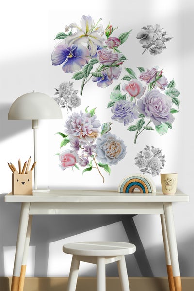 Dekoratives Wandtattoo mit Blumenmotiven über einem Schreibtisch mit Stuhl